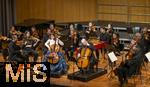 02.10.2025, Internationales Klassikfestival: Festival der Nationen 2025, im Kurhaus Bad Wrishofen (Unterallgu), Konzert Bella Italia, Julia Hagen (Violoncello) mit dem Orchester Camerata Salzburg unter der Leitung von Konzertmeister Giovanni Guzzo (Violine)