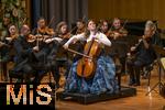 02.10.2025, Internationales Klassikfestival: Festival der Nationen 2025, im Kurhaus Bad Wrishofen (Unterallgu), Konzert Bella Italia, Julia Hagen (Violoncello) mit dem Orchester Camerata Salzburg unter der Leitung von Konzertmeister Giovanni Guzzo (Violine)