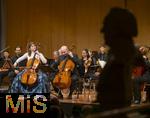 02.10.2025, Internationales Klassikfestival: Festival der Nationen 2025, im Kurhaus Bad Wrishofen (Unterallgu), Konzert Bella Italia, Julia Hagen (Violoncello) mit dem Orchester Camerata Salzburg unter der Leitung von Konzertmeister Giovanni Guzzo (Violine)