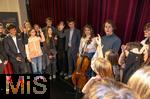 02.10.2025, Internationales Klassikfestival: Festival der Nationen 2025, im Kurhaus Bad Wrishofen (Unterallgu), Konzert Bella Italia, Julia Hagen (Violoncello) und Pianist Lukas Sternath, hier nach dem Konzert mit der jungen Festivalfamilie bei einem Meet and Greet 