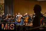 02.10.2025, Internationales Klassikfestival: Festival der Nationen 2025, im Kurhaus Bad Wrishofen (Unterallgu), Konzert Bella Italia, Julia Hagen (Violoncello) mit dem Orchester Camerata Salzburg unter der Leitung von Konzertmeister Giovanni Guzzo (Violine)