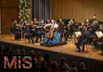 02.10.2025, Internationales Klassikfestival: Festival der Nationen 2025, im Kurhaus Bad Wrishofen (Unterallgu), Konzert Bella Italia, Julia Hagen (Violoncello) mit dem Orchester Camerata Salzburg unter der Leitung von Konzertmeister Giovanni Guzzo (Violine)