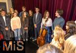 02.10.2025, Internationales Klassikfestival: Festival der Nationen 2025, im Kurhaus Bad Wrishofen (Unterallgu), Konzert Bella Italia, Julia Hagen (Violoncello) und Pianist Lukas Sternath, hier nach dem Konzert mit der jungen Festivalfamilie bei einem Meet and Greet 