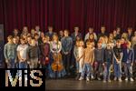 02.10.2025, Internationales Klassikfestival: Festival der Nationen 2025, im Kurhaus Bad Wrishofen (Unterallgu), Konzert Bella Italia, Julia Hagen (Violoncello) und Pianist Lukas Sternath, hier nach dem Konzert mit der jungen Festivalfamilie bei einem Meet and Greet und Gruppenfoto.