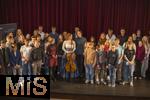 02.10.2025, Internationales Klassikfestival: Festival der Nationen 2025, im Kurhaus Bad Wrishofen (Unterallgu), Konzert Bella Italia, Julia Hagen (Violoncello) und Pianist Lukas Sternath, hier nach dem Konzert mit der jungen Festivalfamilie bei einem Meet and Greet und Gruppenfoto.