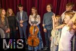 02.10.2025, Internationales Klassikfestival: Festival der Nationen 2025, im Kurhaus Bad Wrishofen (Unterallgu), Konzert Bella Italia, Julia Hagen (Violoncello) und Pianist Lukas Sternath, hier nach dem Konzert mit der jungen Festivalfamilie bei einem Meet and Greet 