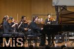 02.10.2025, Internationales Klassikfestival: Festival der Nationen 2025, im Kurhaus Bad Wrishofen (Unterallgu), Konzert Bella Italia, Lukas Sternath (Klavier) mit dem Orchester Camerata Salzburg unter der Leitung von Konzertmeister Giovanni Guzzo (Violine)