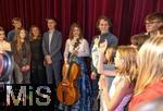 02.10.2025, Internationales Klassikfestival: Festival der Nationen 2025, im Kurhaus Bad Wrishofen (Unterallgu), Konzert Bella Italia, Julia Hagen (Violoncello) und Pianist Lukas Sternath, hier nach dem Konzert mit der jungen Festivalfamilie bei einem Meet and Greet 