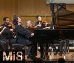02.10.2025, Internationales Klassikfestival: Festival der Nationen 2025, im Kurhaus Bad Wrishofen (Unterallgu), Konzert Bella Italia, Lukas Sternath (Klavier) mit dem Orchester Camerata Salzburg unter der Leitung von Konzertmeister Giovanni Guzzo (Violine)