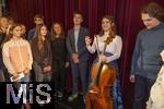 02.10.2025, Internationales Klassikfestival: Festival der Nationen 2025, im Kurhaus Bad Wrishofen (Unterallgu), Konzert Bella Italia, Julia Hagen (Violoncello) und Pianist Lukas Sternath, hier nach dem Konzert mit der jungen Festivalfamilie bei einem Meet and Greet 