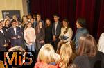 02.10.2025, Internationales Klassikfestival: Festival der Nationen 2025, im Kurhaus Bad Wrishofen (Unterallgu), Konzert Bella Italia, Julia Hagen (Violoncello) und Pianist Lukas Sternath, hier nach dem Konzert mit der jungen Festivalfamilie bei einem Meet and Greet und Gruppenfoto.