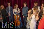 02.10.2025, Internationales Klassikfestival: Festival der Nationen 2025, im Kurhaus Bad Wrishofen (Unterallgu), Konzert Bella Italia, Julia Hagen (Violoncello) und Pianist Lukas Sternath, hier nach dem Konzert mit der jungen Festivalfamilie bei einem Meet and Greet 