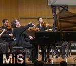 02.10.2025, Internationales Klassikfestival: Festival der Nationen 2025, im Kurhaus Bad Wrishofen (Unterallgu), Konzert Bella Italia, Lukas Sternath (Klavier) mit dem Orchester Camerata Salzburg unter der Leitung von Konzertmeister Giovanni Guzzo (Violine)