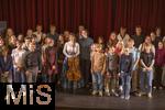 02.10.2025, Internationales Klassikfestival: Festival der Nationen 2025, im Kurhaus Bad Wrishofen (Unterallgu), Konzert Bella Italia, Julia Hagen (Violoncello) und Pianist Lukas Sternath, hier nach dem Konzert mit der jungen Festivalfamilie bei einem Meet and Greet und Gruppenfoto.