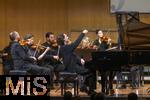 02.10.2025, Internationales Klassikfestival: Festival der Nationen 2025, im Kurhaus Bad Wrishofen (Unterallgu), Konzert Bella Italia, Lukas Sternath (Klavier) mit dem Orchester Camerata Salzburg unter der Leitung von Konzertmeister Giovanni Guzzo (Violine)