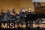02.10.2025, Internationales Klassikfestival: Festival der Nationen 2025, im Kurhaus Bad Wrishofen (Unterallgu), Konzert Bella Italia, Lukas Sternath (Klavier) mit dem Orchester Camerata Salzburg unter der Leitung von Konzertmeister Giovanni Guzzo (Violine)