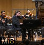 02.10.2025, Internationales Klassikfestival: Festival der Nationen 2025, im Kurhaus Bad Wrishofen (Unterallgu), Konzert Bella Italia, Lukas Sternath (Klavier) mit dem Orchester Camerata Salzburg unter der Leitung von Konzertmeister Giovanni Guzzo (Violine)