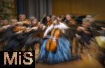 02.10.2025, Internationales Klassikfestival: Festival der Nationen 2025, im Kurhaus Bad Wrishofen (Unterallgu), Konzert Bella Italia, Julia Hagen (Violoncello) mit dem Orchester Camerata Salzburg unter der Leitung von Konzertmeister Giovanni Guzzo (Violine) 