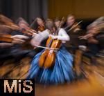 02.10.2025, Internationales Klassikfestival: Festival der Nationen 2025, im Kurhaus Bad Wrishofen (Unterallgu), Konzert Bella Italia, Julia Hagen (Violoncello) mit dem Orchester Camerata Salzburg unter der Leitung von Konzertmeister Giovanni Guzzo (Violine) 