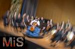 02.10.2025, Internationales Klassikfestival: Festival der Nationen 2025, im Kurhaus Bad Wrishofen (Unterallgu), Konzert Bella Italia, Julia Hagen (Violoncello) mit dem Orchester Camerata Salzburg unter der Leitung von Konzertmeister Giovanni Guzzo (Violine) 