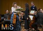 02.10.2025, Internationales Klassikfestival: Festival der Nationen 2025, im Kurhaus Bad Wrishofen (Unterallgu), Konzert Bella Italia, Julia Hagen (li, Violoncello) mit dem Orchester Camerata Salzburg, 