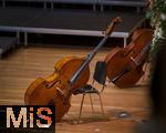02.10.2025, Internationales Klassikfestival: Festival der Nationen 2025, im Kurhaus Bad Wrishofen (Unterallgu), Konzert Bella Italia, Kontrabass wartet auf seinen Einsatz.