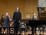 02.10.2025, Internationales Klassikfestival: Festival der Nationen 2025, im Kurhaus Bad Wrishofen (Unterallgu), Konzert Bella Italia, Lukas Sternath (Klavier) mit dem Orchester Camerata Salzburg unter der Leitung von Konzertmeister Giovanni Guzzo (Violine)