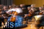 02.10.2025, Internationales Klassikfestival: Festival der Nationen 2025, im Kurhaus Bad Wrishofen (Unterallgu), Konzert Bella Italia, Julia Hagen (Violoncello) mit dem Orchester Camerata Salzburg unter der Leitung von Konzertmeister Giovanni Guzzo (Violine) 