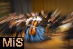 02.10.2025, Internationales Klassikfestival: Festival der Nationen 2025, im Kurhaus Bad Wrishofen (Unterallgu), Konzert Bella Italia, Julia Hagen (Violoncello) mit dem Orchester Camerata Salzburg unter der Leitung von Konzertmeister Giovanni Guzzo (Violine) 