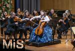 02.10.2025, Internationales Klassikfestival: Festival der Nationen 2025, im Kurhaus Bad Wrishofen (Unterallgu), Konzert Bella Italia, Julia Hagen (Violoncello) mit dem Orchester Camerata Salzburg unter der Leitung von Konzertmeister Giovanni Guzzo (li, Violine)  