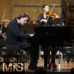 02.10.2025, Internationales Klassikfestival: Festival der Nationen 2025, im Kurhaus Bad Wrishofen (Unterallgu), Konzert Bella Italia, Lukas Sternath (Klavier) mit dem Orchester Camerata Salzburg unter der Leitung von Konzertmeister Giovanni Guzzo (Violine)