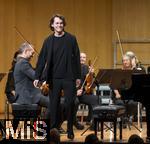 02.10.2025, Internationales Klassikfestival: Festival der Nationen 2025, im Kurhaus Bad Wrishofen (Unterallgu), Konzert Bella Italia, Lukas Sternath (Klavier) mit dem Orchester Camerata Salzburg unter der Leitung von Konzertmeister Giovanni Guzzo (Violine)