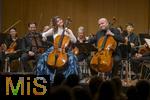 02.10.2025, Internationales Klassikfestival: Festival der Nationen 2025, im Kurhaus Bad Wrishofen (Unterallgu), Konzert Bella Italia, Julia Hagen (li, Violoncello) mit dem Orchester Camerata Salzburg, Paolo Bonomini (re, Cello). 