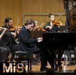 02.10.2025, Internationales Klassikfestival: Festival der Nationen 2025, im Kurhaus Bad Wrishofen (Unterallgu), Konzert Bella Italia, Lukas Sternath (Klavier) mit dem Orchester Camerata Salzburg unter der Leitung von Konzertmeister Giovanni Guzzo (Violine)