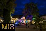 03.10..2025, Internationales Klassikfestival: Festival der Nationen 2025, im Kurhaus Bad Wrishofen (Unterallgu), Jan Lisiecki (Klavier) und das Mozarteumorchester. Illuminierter Eingangsbereich des Kurhauses.