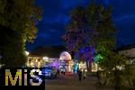 03.10..2025, Internationales Klassikfestival: Festival der Nationen 2025, im Kurhaus Bad Wrishofen (Unterallgu), Jan Lisiecki (Klavier) und das Mozarteumorchester. Illuminierter Eingangsbereich des Kurhauses.