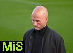 04.10.2025, Fussball 1. Bundesliga 2025/2026, 6.Spieltag, FC Augsburg - VfL Wolfsburg, in der WWK-Arena Augsburg. Trainer Paul Simonis (Wolfsburg) nachdenklich.
 

