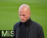 04.10.2025, Fussball 1. Bundesliga 2025/2026, 6.Spieltag, FC Augsburg - VfL Wolfsburg, in der WWK-Arena Augsburg. Trainer Paul Simonis (Wolfsburg) nachdenklich.
 

