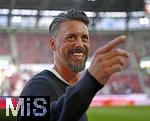 04.10.2025, Fussball 1. Bundesliga 2025/2026, 6.Spieltag, FC Augsburg - VfL Wolfsburg, in der WWK-Arena Augsburg. Trainer Sandro Wagner (FC Augsburg) optimistisch.
 

