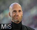 04.10.2025, Fussball 1. Bundesliga 2025/2026, 6.Spieltag, FC Augsburg - VfL Wolfsburg, in der WWK-Arena Augsburg. Trainer Paul Simonis (Wolfsburg) nachdenklich.
 

