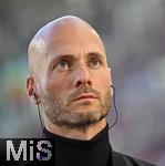 04.10.2025, Fussball 1. Bundesliga 2025/2026, 6.Spieltag, FC Augsburg - VfL Wolfsburg, in der WWK-Arena Augsburg. Trainer Paul Simonis (Wolfsburg) nachdenklich.
 

