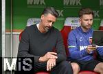 04.10.2025, Fussball 1. Bundesliga 2025/2026, 6.Spieltag, FC Augsburg - VfL Wolfsburg, in der WWK-Arena Augsburg. Trainer Sandro Wagner (FC Augsburg) schaut auf die Uhr
 

