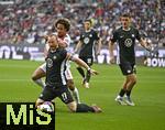 04.10.2025, Fussball 1. Bundesliga 2025/2026, 6.Spieltag, FC Augsburg - VfL Wolfsburg, in der WWK-Arena Augsburg. Maximilian Arnold (Wolfsburg) gegen Han-Noah Massengo (FC Augsburg) 
 

