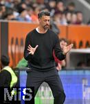 04.10.2025, Fussball 1. Bundesliga 2025/2026, 6.Spieltag, FC Augsburg - VfL Wolfsburg, in der WWK-Arena Augsburg. Trainer Sandro Wagner (FC Augsburg) gestikuliert mit Hnden und Fen.
 

