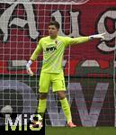 04.10.2025, Fussball 1. Bundesliga 2025/2026, 6.Spieltag, FC Augsburg - VfL Wolfsburg, in der WWK-Arena Augsburg. Torwart Finn Dahmen (FC Augsburg) gestikuliert,
 


