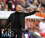 04.10.2025, Fussball 1. Bundesliga 2025/2026, 6.Spieltag, FC Augsburg - VfL Wolfsburg, in der WWK-Arena Augsburg. Trainer Paul Simonis (Wolfsburg) gestikuliert,
 

