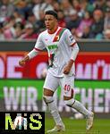 04.10.2025, Fussball 1. Bundesliga 2025/2026, 6.Spieltag, FC Augsburg - VfL Wolfsburg, in der WWK-Arena Augsburg. Noahkai Dominic Banks (FC Augsburg) am Ball.
 

