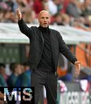 04.10.2025, Fussball 1. Bundesliga 2025/2026, 6.Spieltag, FC Augsburg - VfL Wolfsburg, in der WWK-Arena Augsburg. Trainer Paul Simonis (Wolfsburg) gestikuliert,
 

