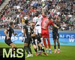 04.10.2025, Fussball 1. Bundesliga 2025/2026, 6.Spieltag, FC Augsburg - VfL Wolfsburg, in der WWK-Arena Augsburg. Iris Chrislain Aurel Matisma (FC Augsburg) gegen Torwart Kamil Grabara (Wolfsburg) 
 

