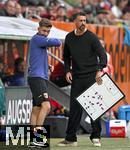 04.10.2025, Fussball 1. Bundesliga 2025/2026, 6.Spieltag, FC Augsburg - VfL Wolfsburg, in der WWK-Arena Augsburg. Co-Trainer Sven Palinkasch (FCA) und Trainer Sandro Wagner (FC Augsburg) mit der Taktiktafel.
 

